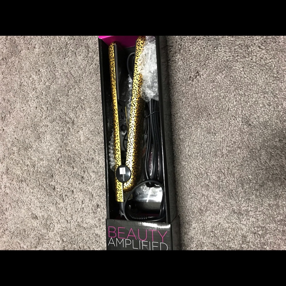 Style house beauty amplified leopard straightener
